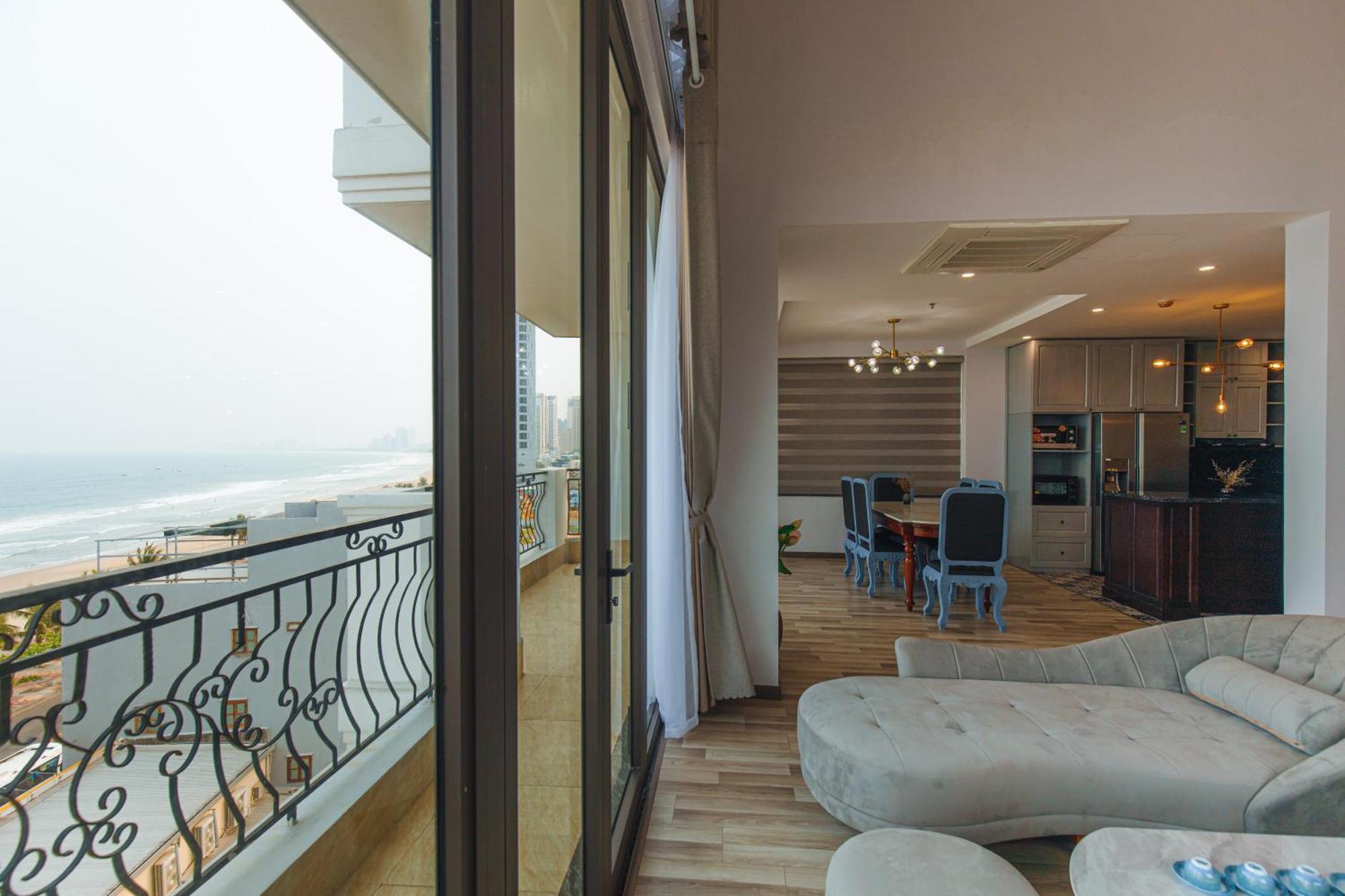 Mercury Hotel *