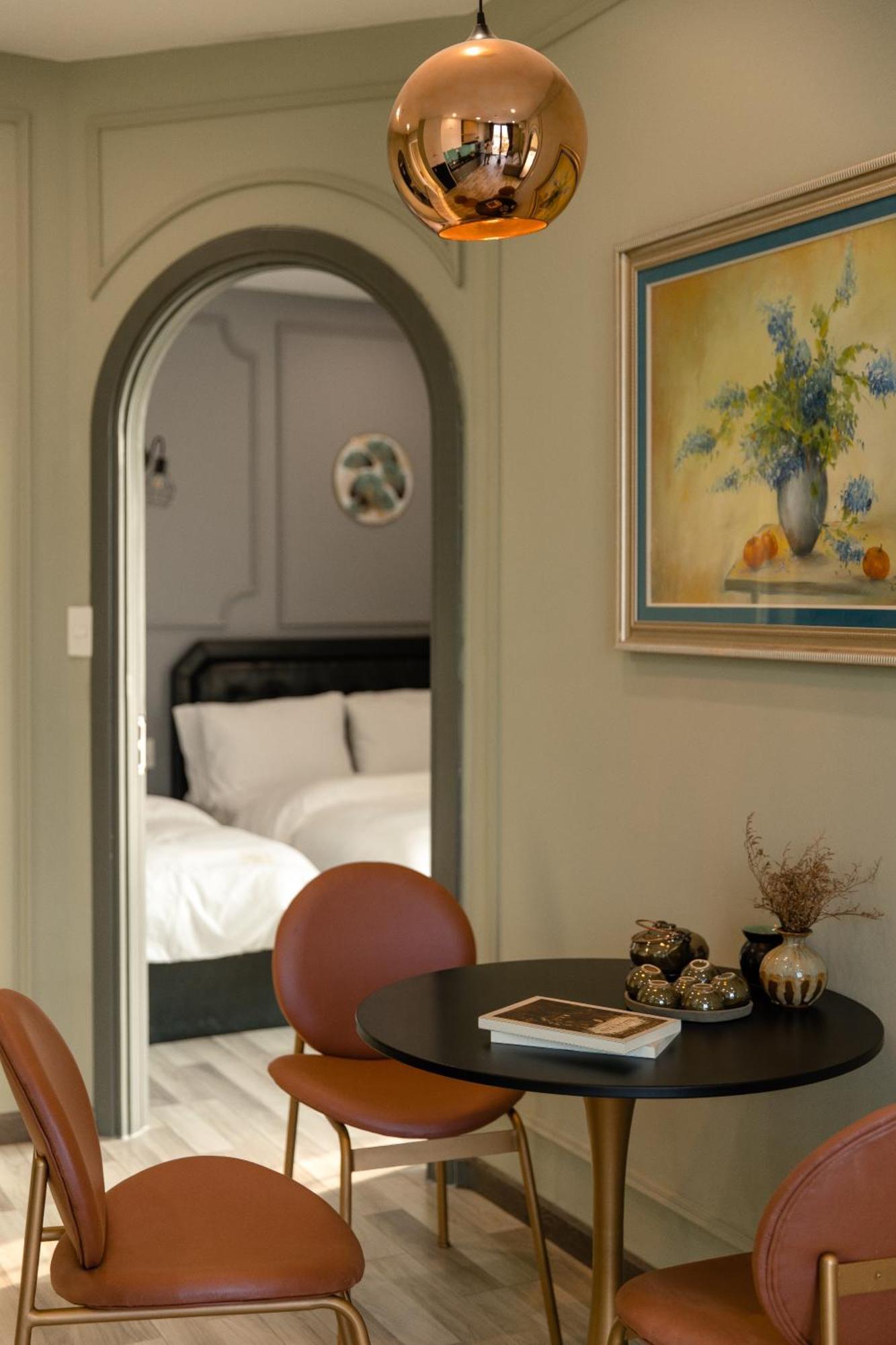 Mercury Hotel *